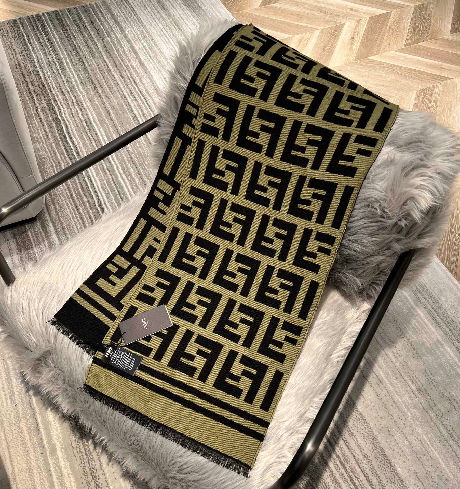 펜디 FENDI 그린 컬러의 울과 실크 스카프