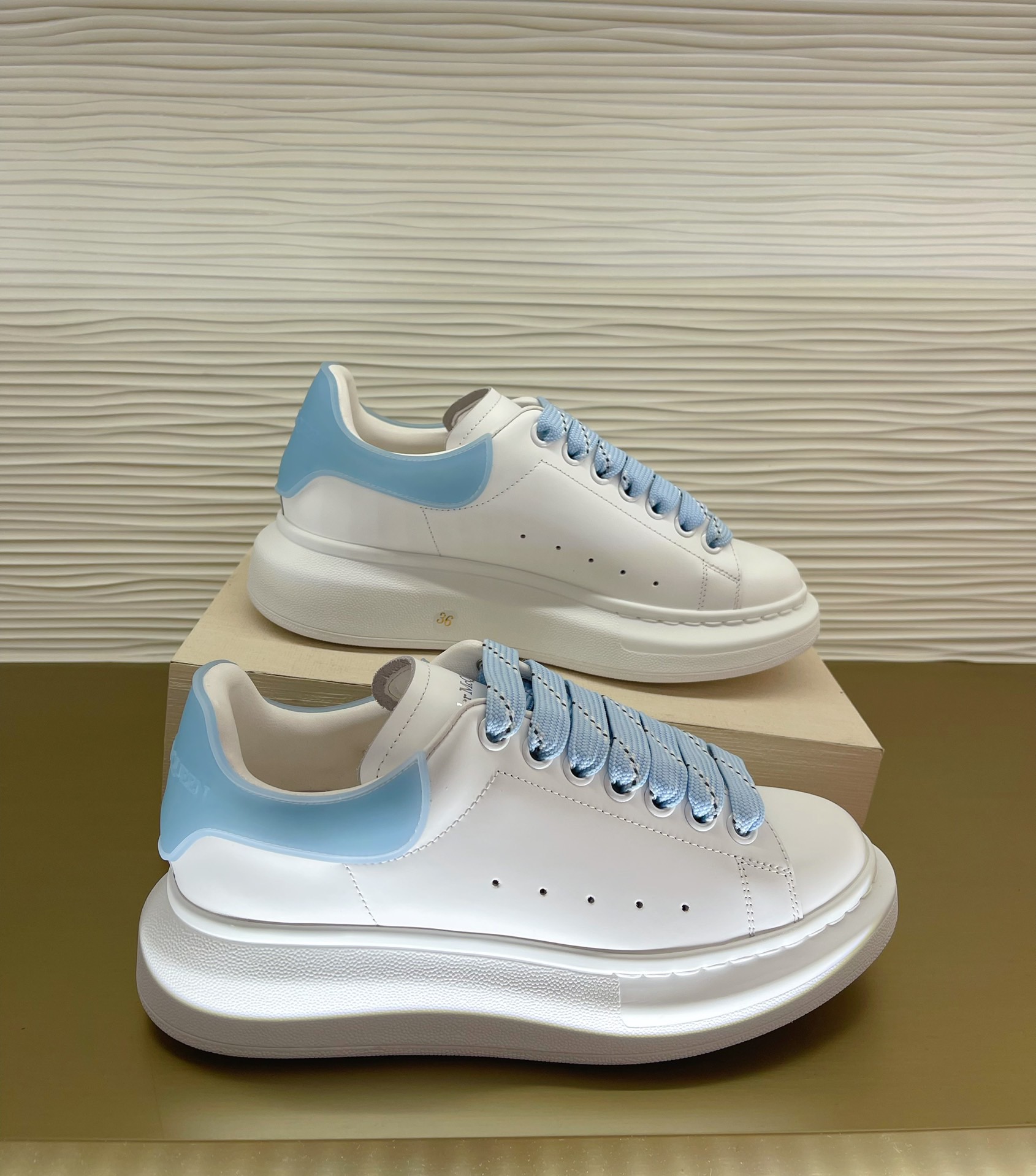 Alexander McQueen 스니커즈
