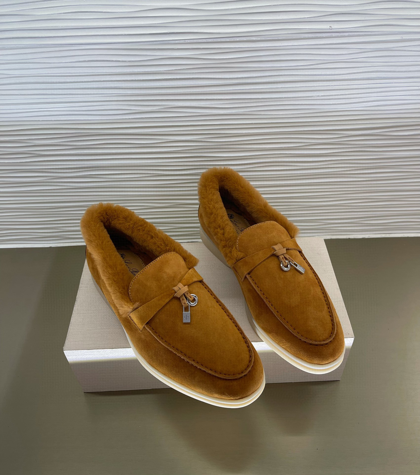 로로피아나 Loro Piana Summer Charms Walk 모카신 스웨이드 소재