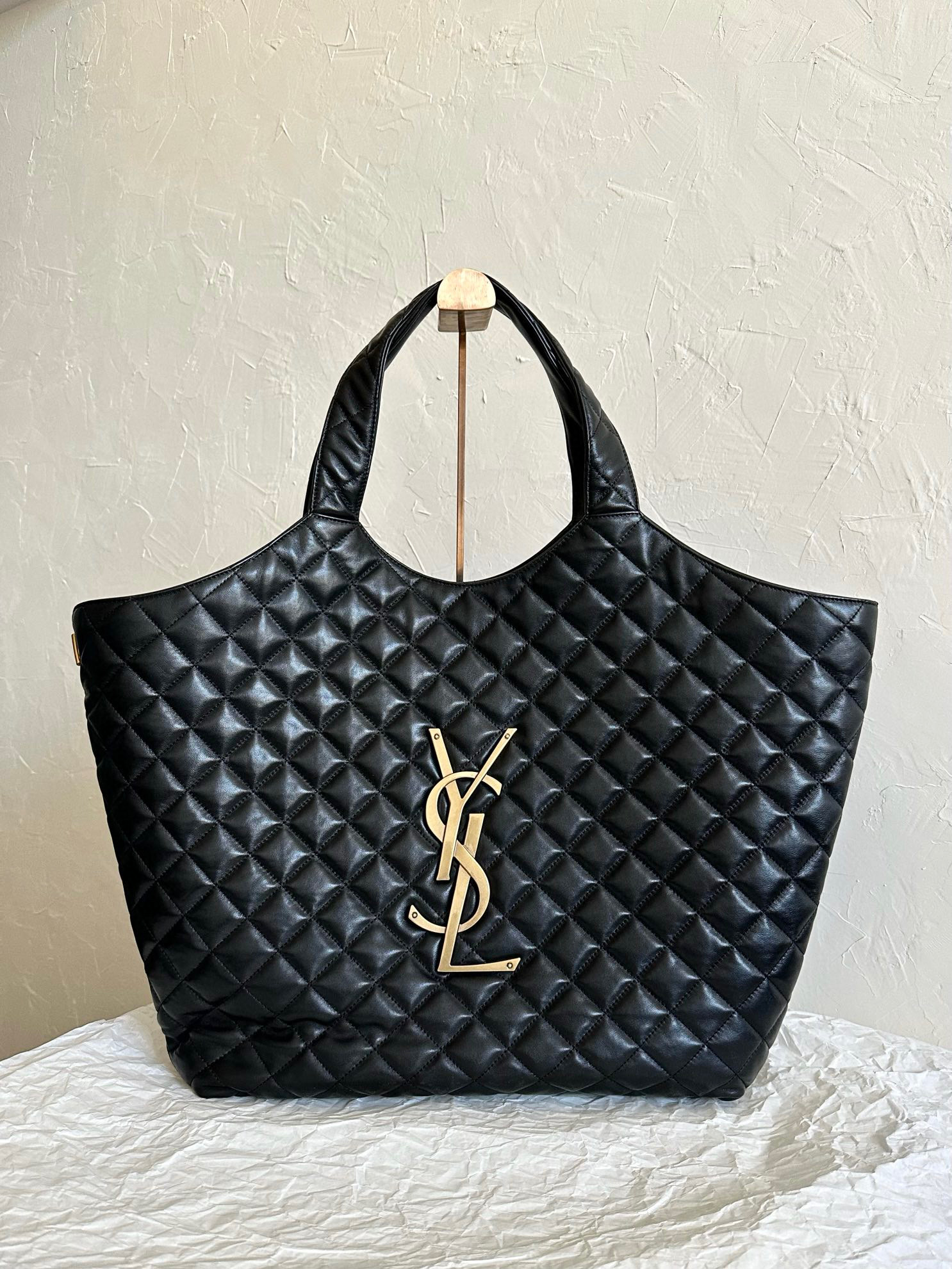 생로랑 Saint Laurent 698651퀼트 처리된 램스킨 소재의 ICARE 맥시 쇼퍼백 58cm