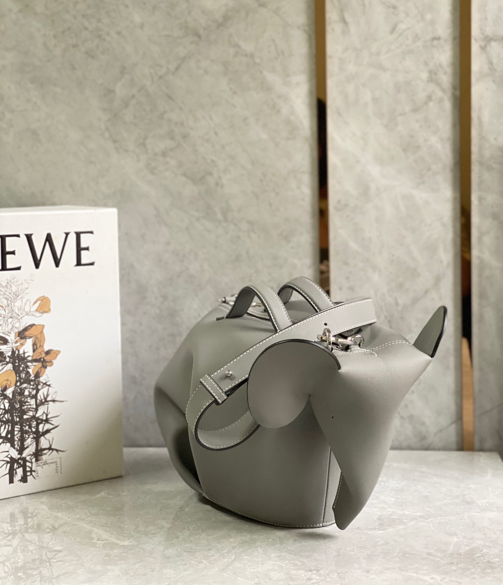 로에베 Loewe  라지 엘리펀트 백 - 클래식 카프스킨 35CM