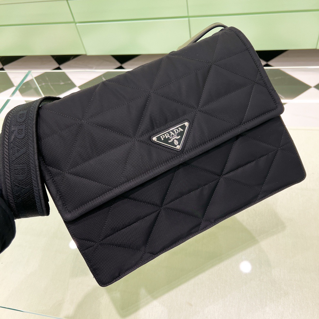 프라다 Prada 1BD256 트래블러 미디엄 리나일론 패딩 숄더백 36CM