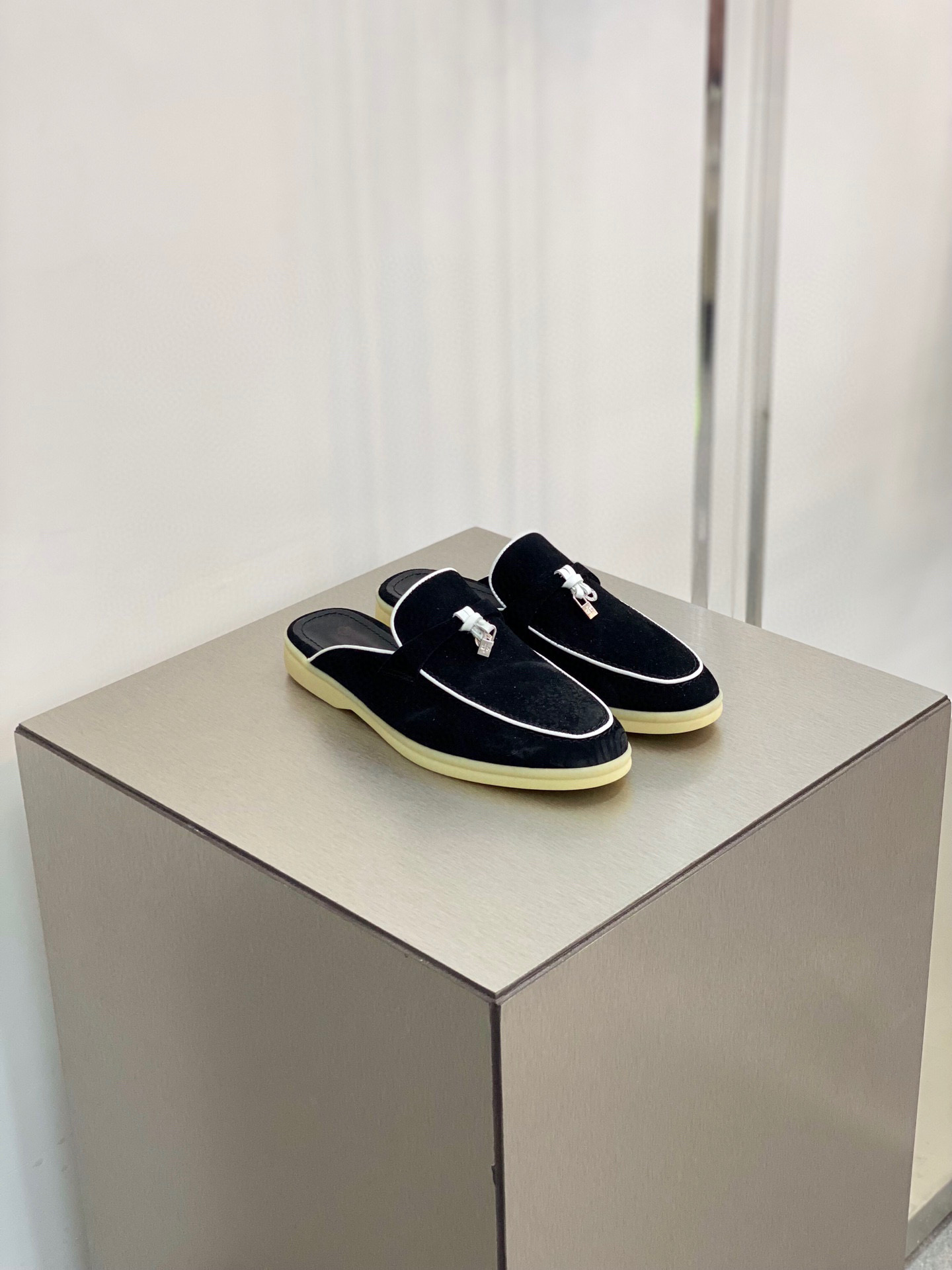 로로피아나 Loro Piana Babouche Charms Walk 모카신