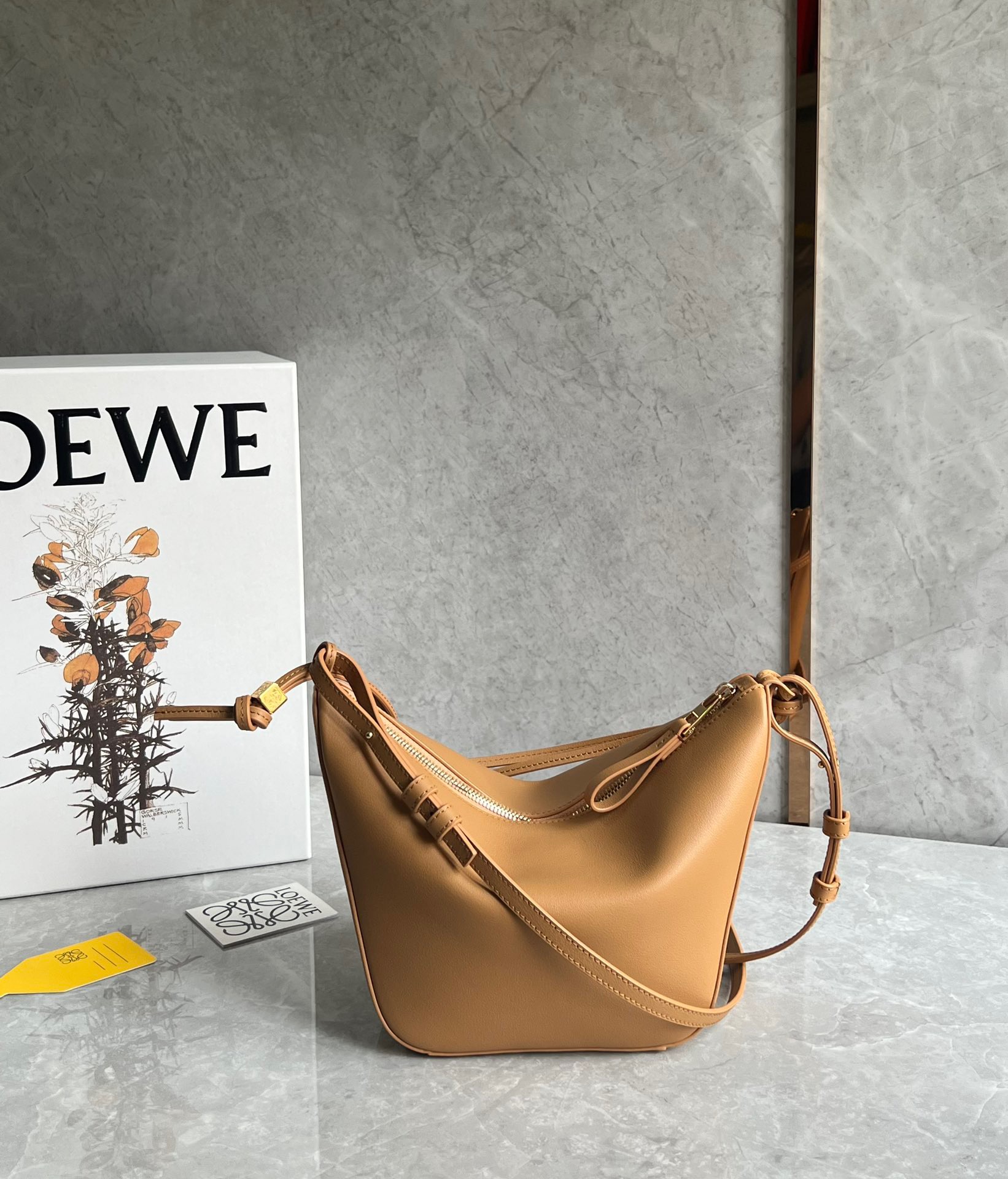 로에베 Loewe hammock  숄더백 28CM