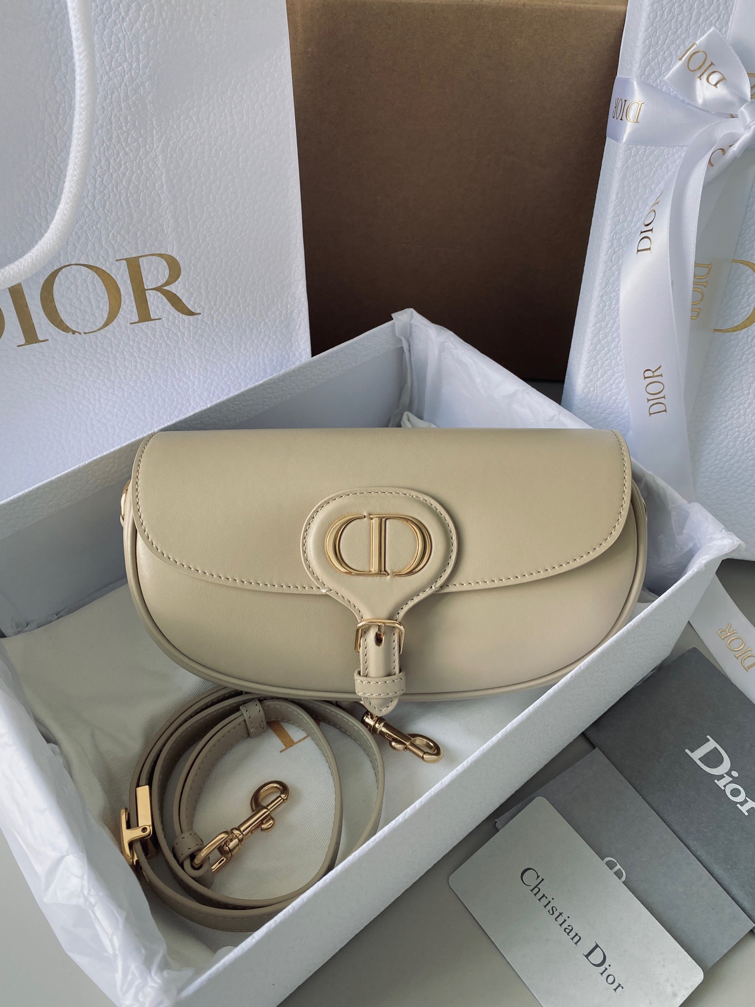 디올 Dior East-West Bobby 크로스 백 22CM