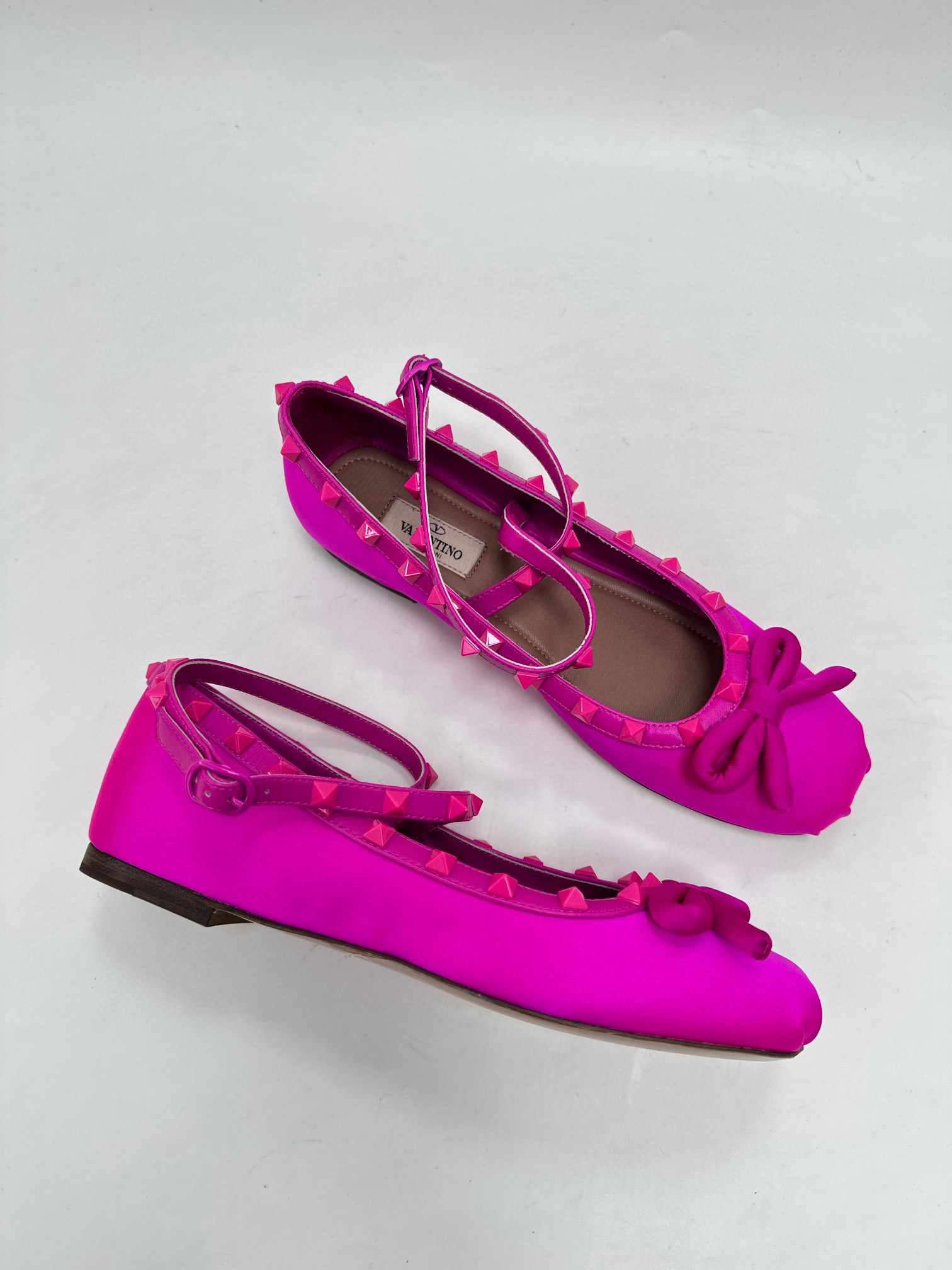 발렌티노 Valentino 톤온톤 스터드 락스터드 새틴 발레리나 핑크 피피