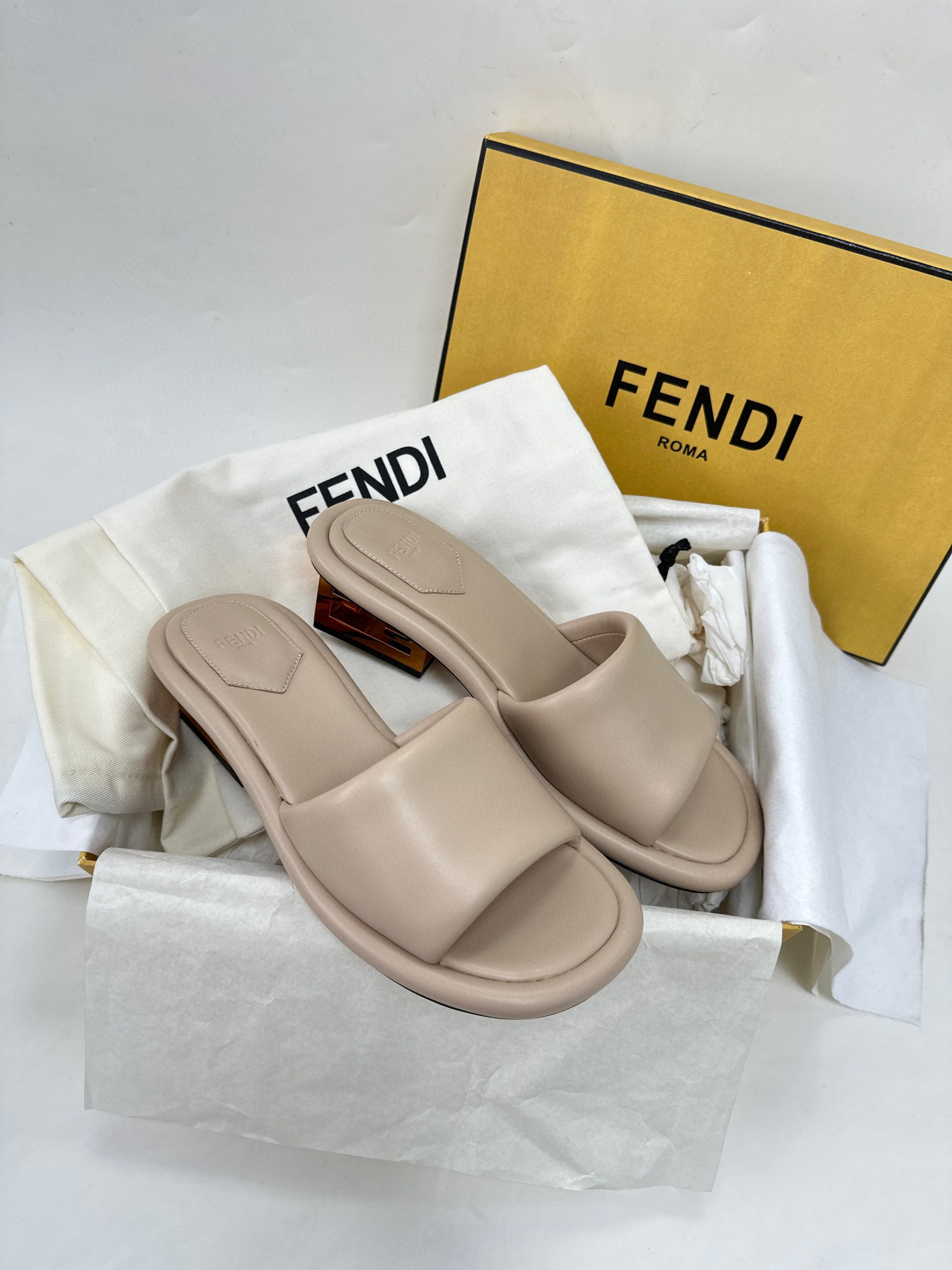 블랙 FENDI 나파 가죽 슬라이드