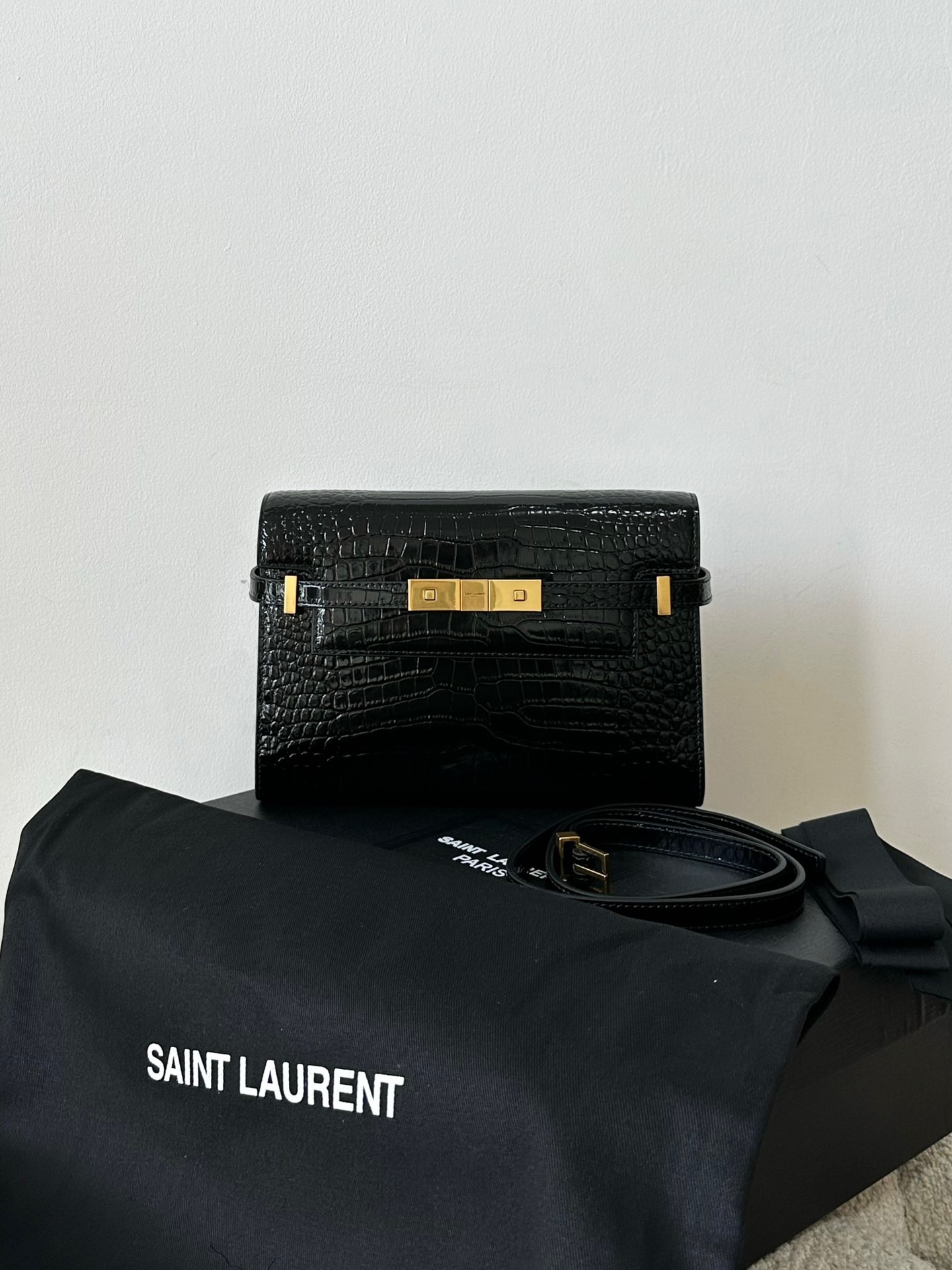 생로랑 Saint laurent/YSL 675626 맨하탄 스몰 숄더백 샤이니 크로커다일 엠보스 레더 블랙 24CM