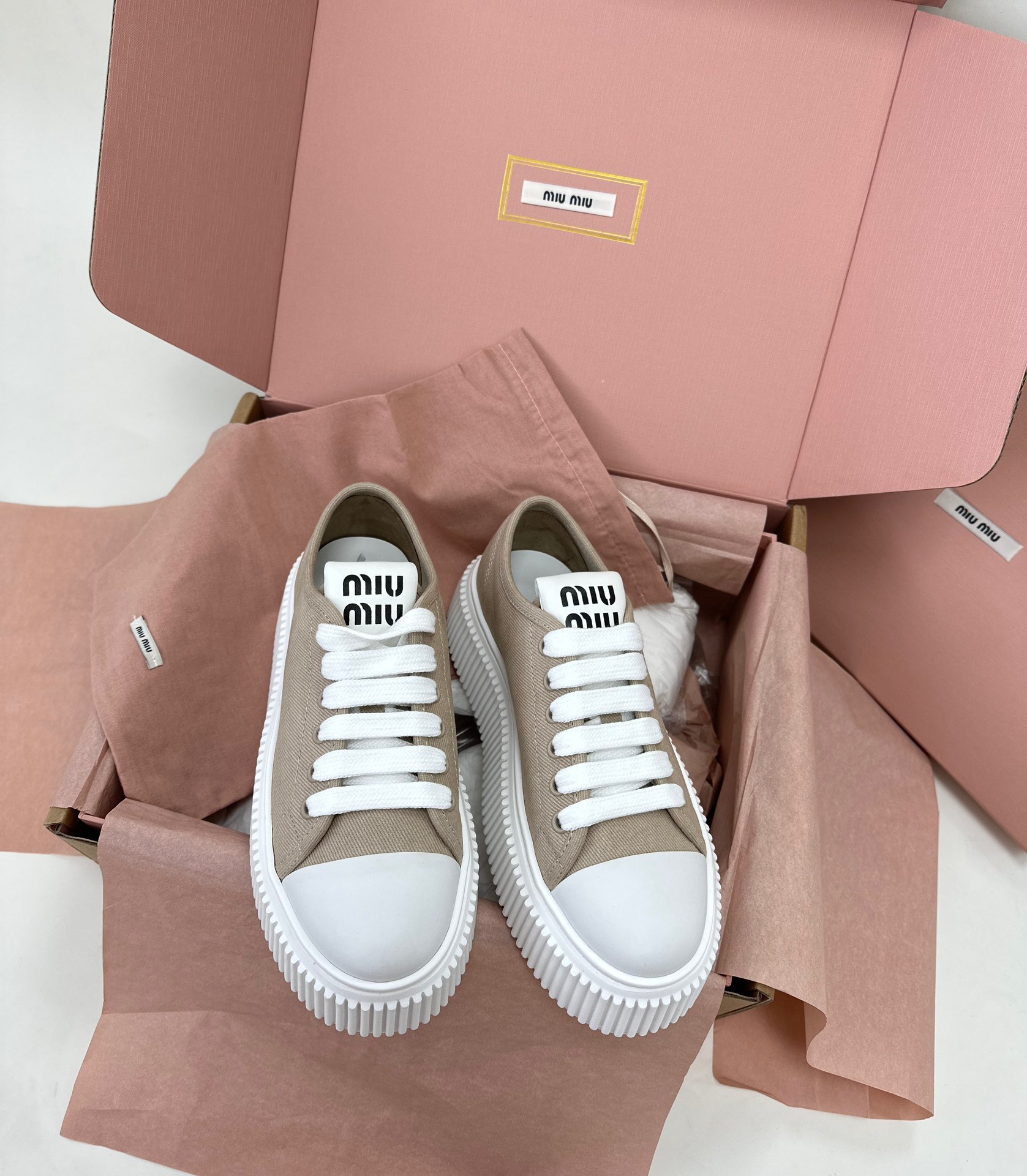 Miu 스니커즈
