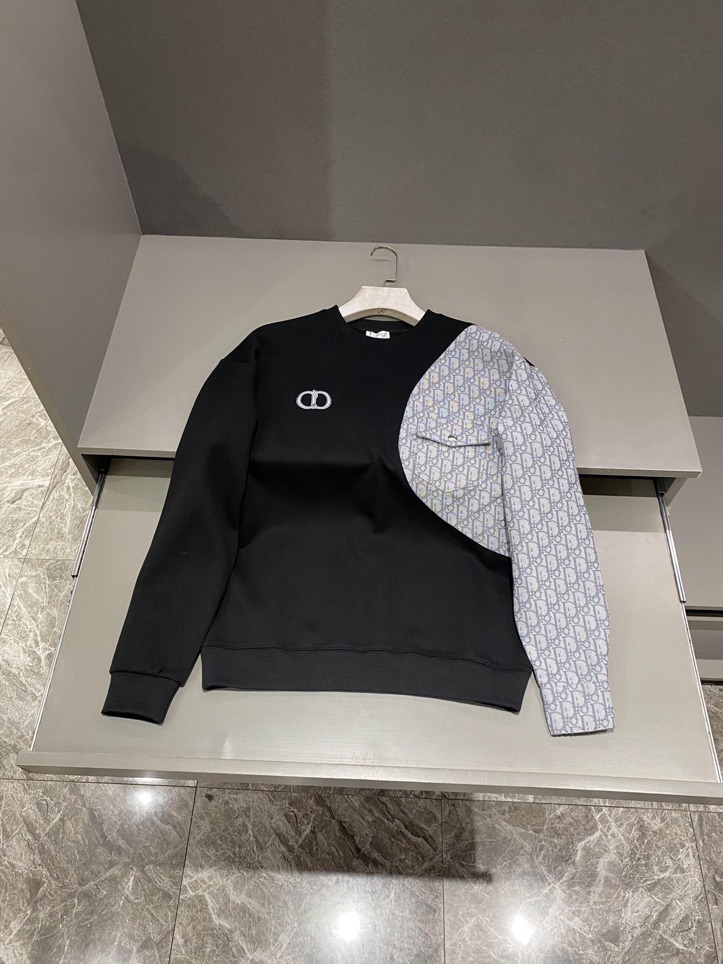 디올 Dior 라운드 맨투맨
