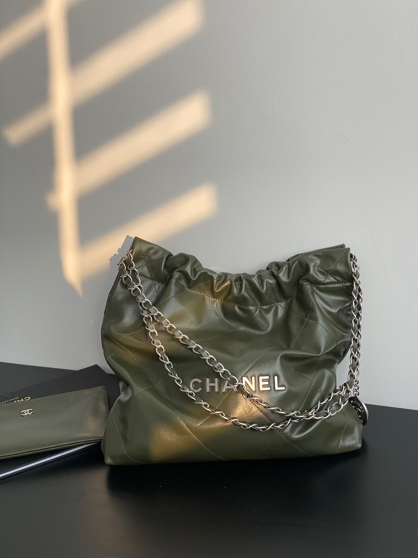 샤넬 CHANEL AS3260 22 스몰 핸드백 샤이니 카프스킨 & 실버 메탈 35CM