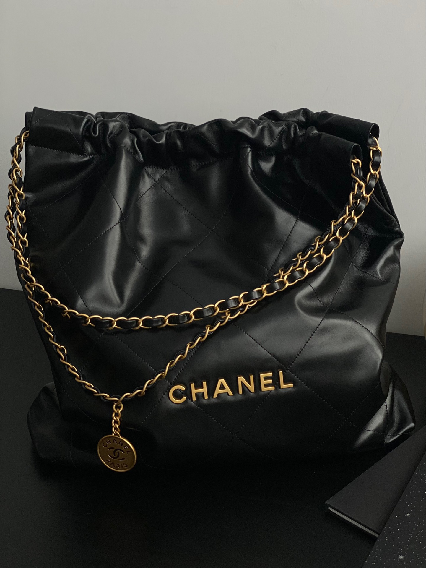 샤넬 CHANEL AS3262 22 라지 핸드백 샤이니 카프스킨 & 골드 메탈 47CM