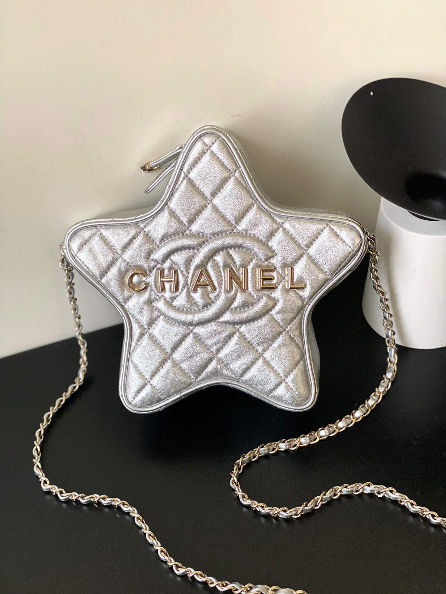 샤넬 CHANEL S4579 24C 스타 핸드백 메탈릭 램스킨 & 골드 메탈 실버 22.5CM