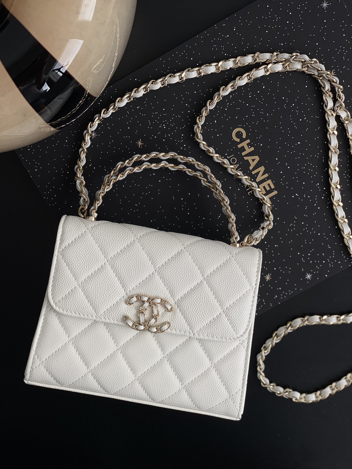 샤넬 CHANEL AP3237 23P 체인 달린 미니백  & 골드 메탈 화이트 11.5CM