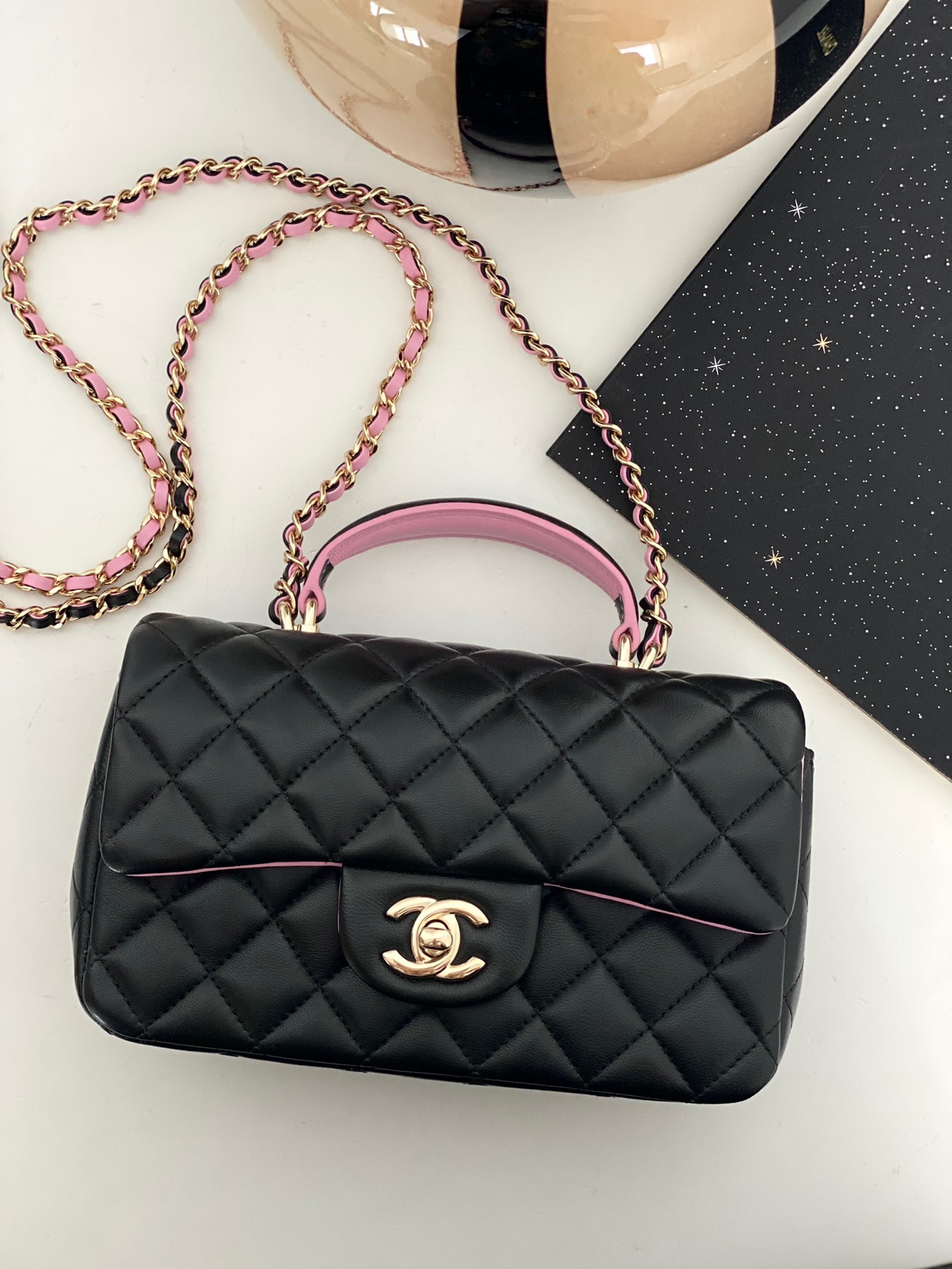 샤넬 CHANEL AS2431B 핸들 장식의 미니 플랩백  & 골드 메탈 20CM