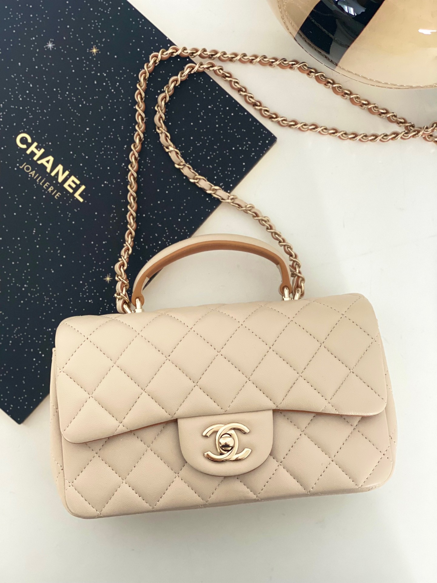 샤넬 CHANEL AS2431B 핸들 장식의 미니 플랩백  & 골드 메탈 20CM