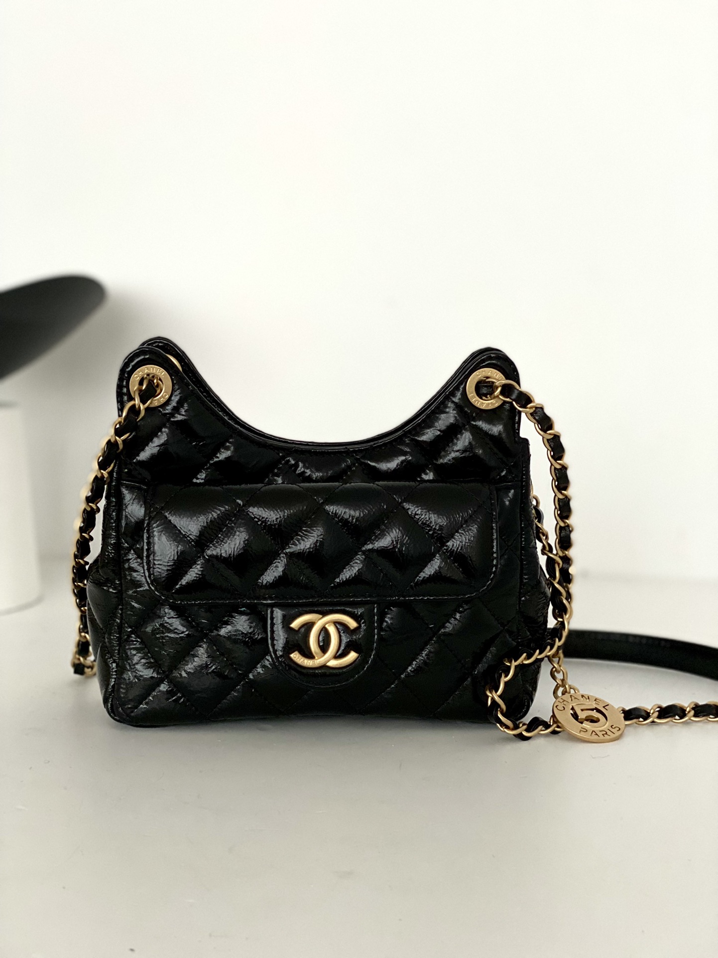 샤넬 CHANEL AS3710 23P 스몰 호보백 샤이니 크럼플드 카프스킨 & 골드 메탈 블랙 17CM