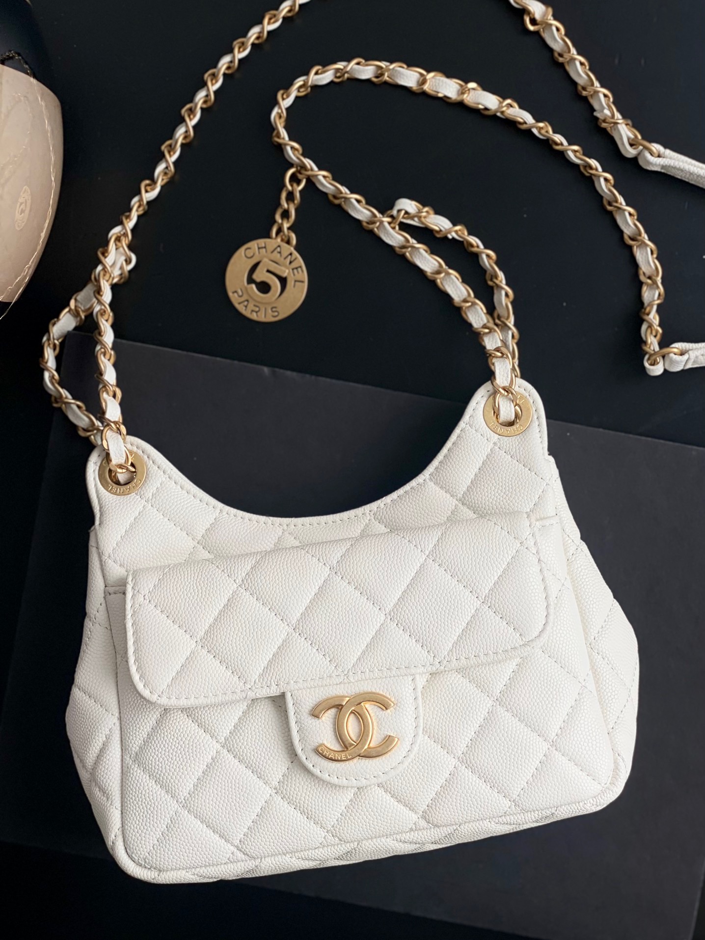 샤넬 CHANEL AS3710 23P  스몰 호보백 카프스킨 & 골드 메탈 화이트 17CM