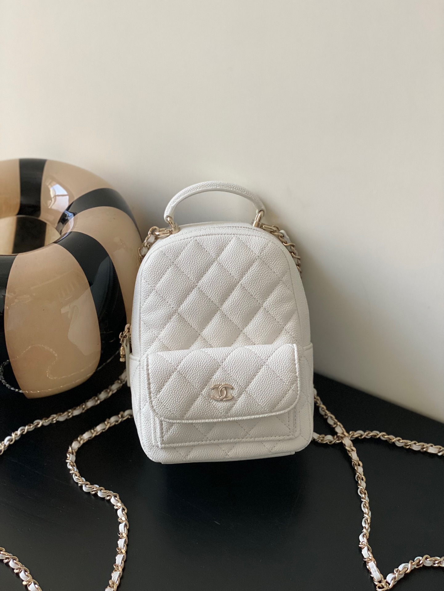 샤넬 CHANEL AP3753 24C 클래식 핸드폰 홀더 체인 달린 샤이니 카프스킨 & 골드 메탈  22CM