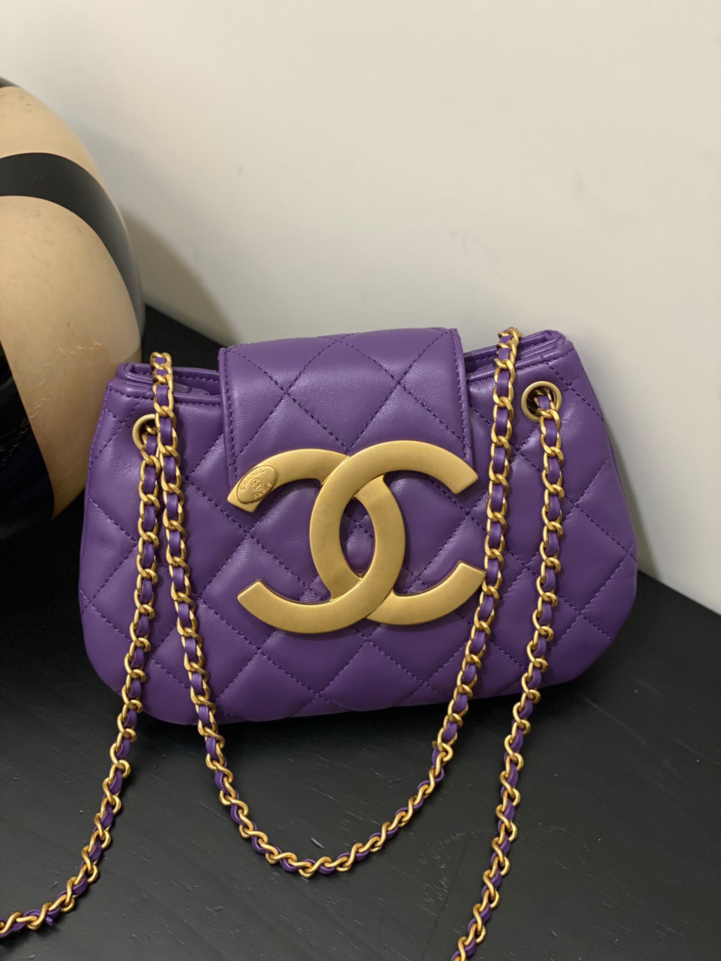 샤넬 CHANEL AS4609 24C 크로스 백 & 골드 메탈  14CM