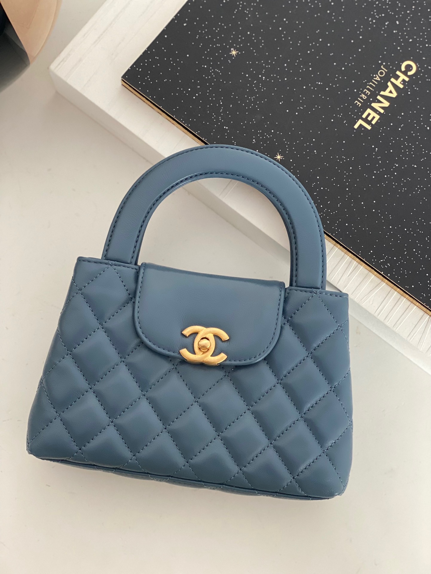 샤넬 CHANEL AP3435 23K 클래식 체인 달린 미니백 & 골드 코랄 19CM