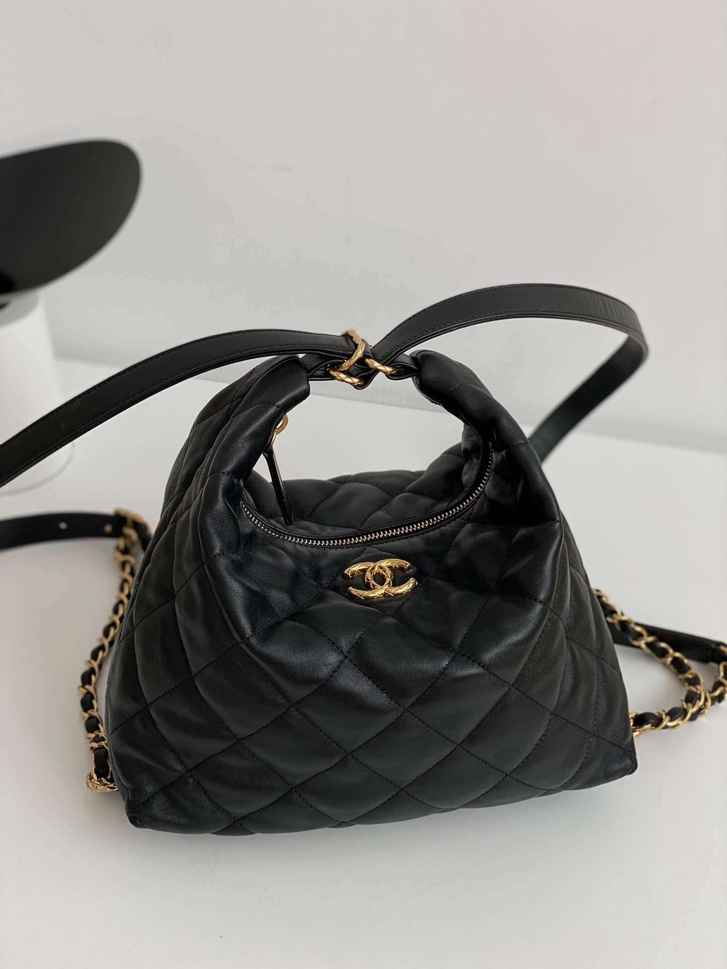 샤넬 CHANEL AS3488 22B 맥시 호보백 램스킨 & 골드 메탈 블랙