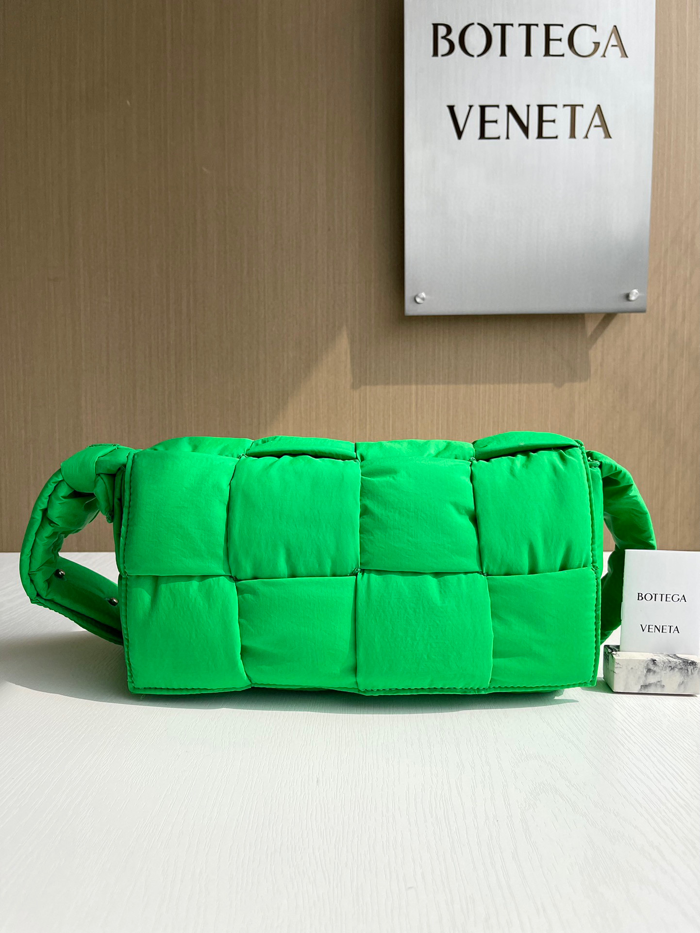 보테가베네타 Bottega Veneta 패디드 테크 카세트 백 Cassette 628951