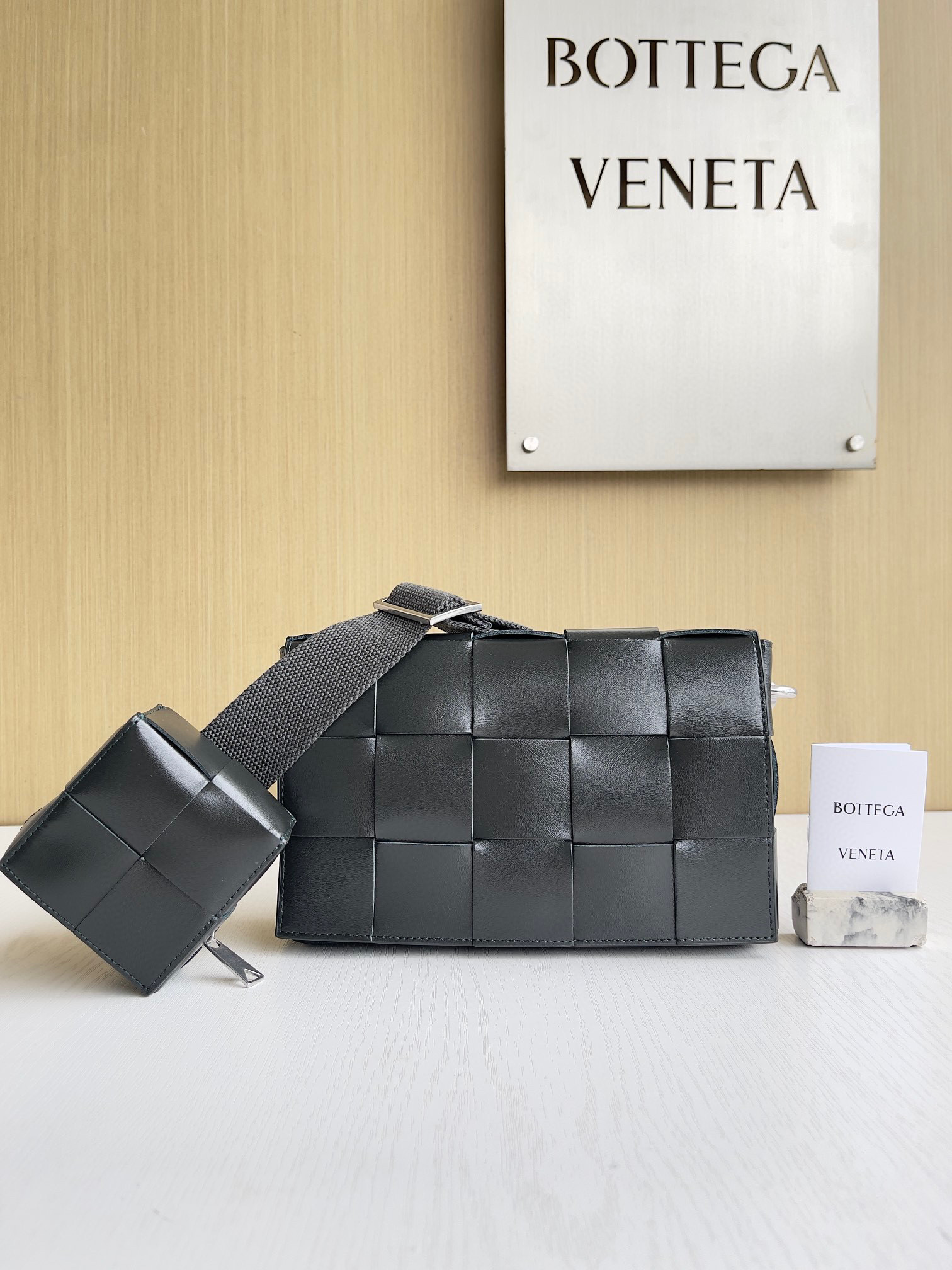 보테가베네타 Bottega Veneta 다양하게 활용할 수 있는 스트랩을 갖춘 카세트 Cassette 741777