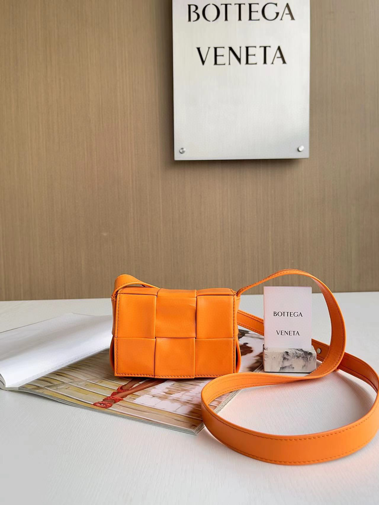 보테가 베네타 Bottega Veneta 미니 레더 카세트백 리본 Cassette 667048
