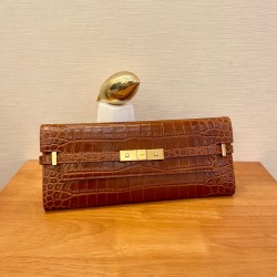 생로랑 Saint laurent/YSL 695949 맨하탄 클러치 크로커다일 엠보스 레더 다크 카라멜 31 CM