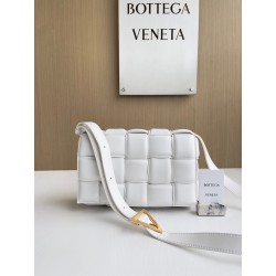 보테가 베네타 Bottega Veneta 순백-금 Cassette 591970