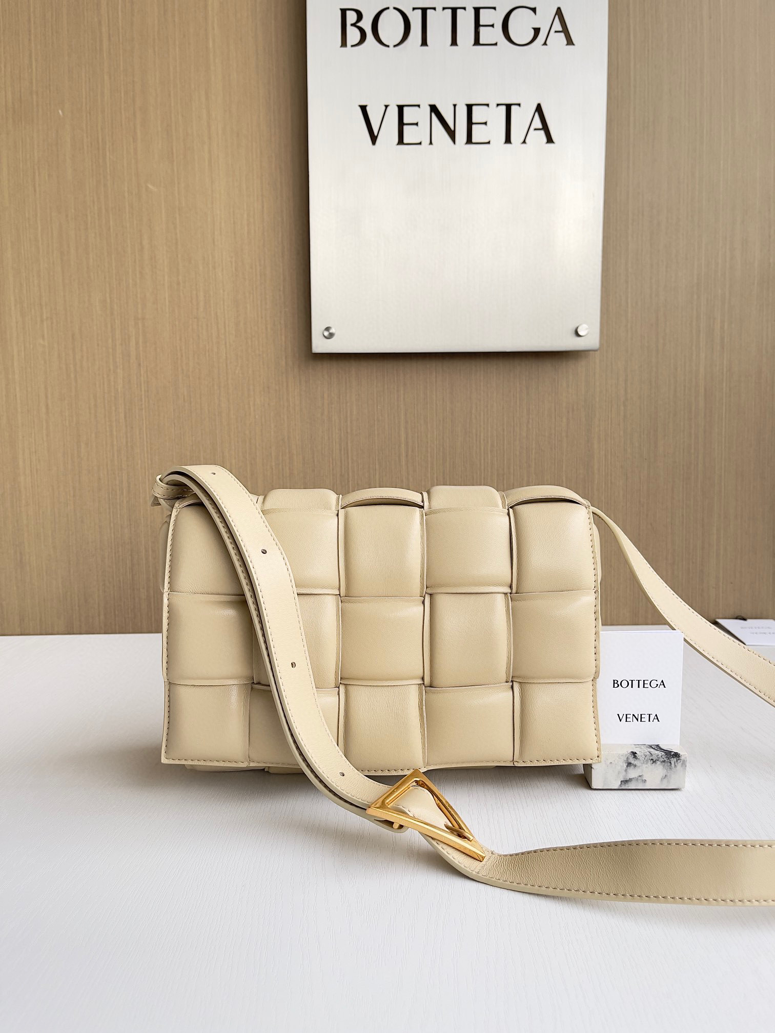 보테가 베네타 Bottega Veneta 앵무새 오트밀 색상 Cassette 591970