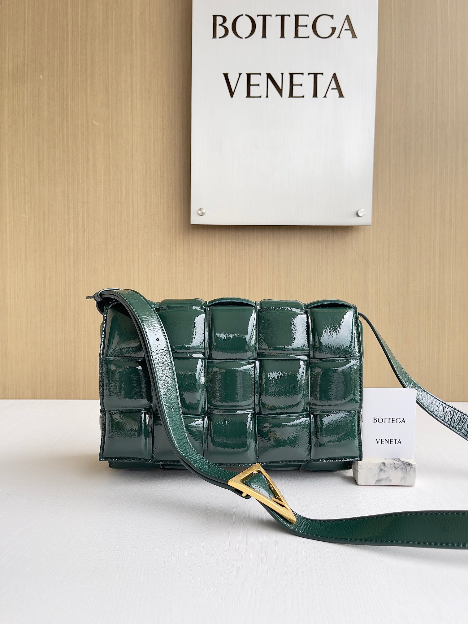 보테가 베네타 Bottega Veneta 사슴가죽비가 내리고 수풀이 푸르다 Cassette 591970