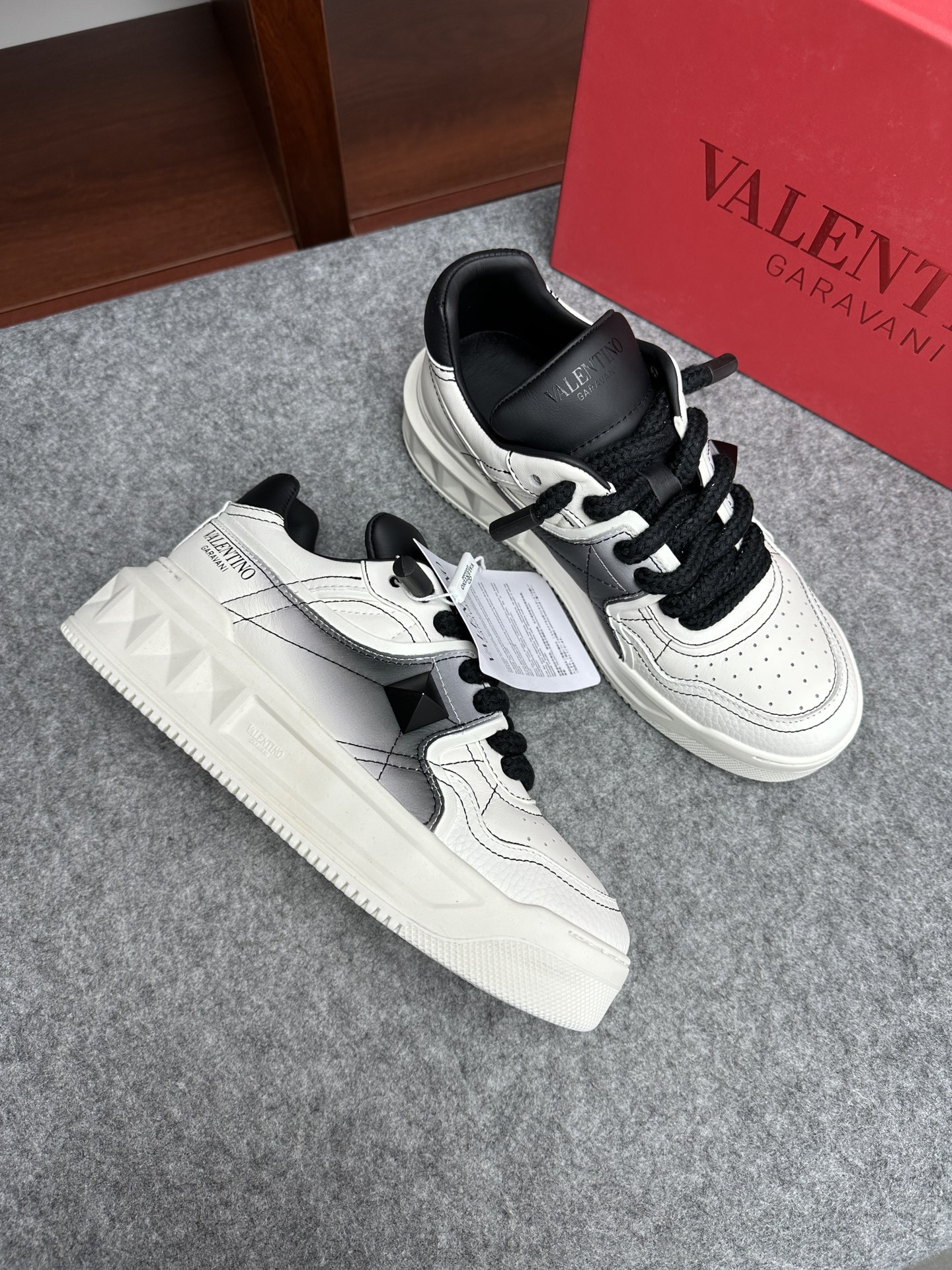 발렌티노 Valentino 스니커즈