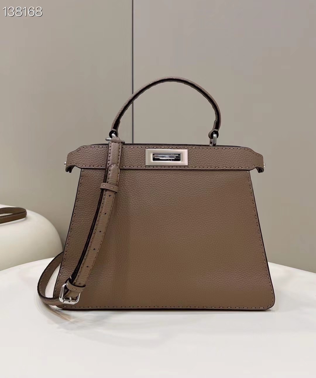 펜디 FENDI 327 ICONIC PEEKABOO ISEEU 탑 핸들백 27CM
