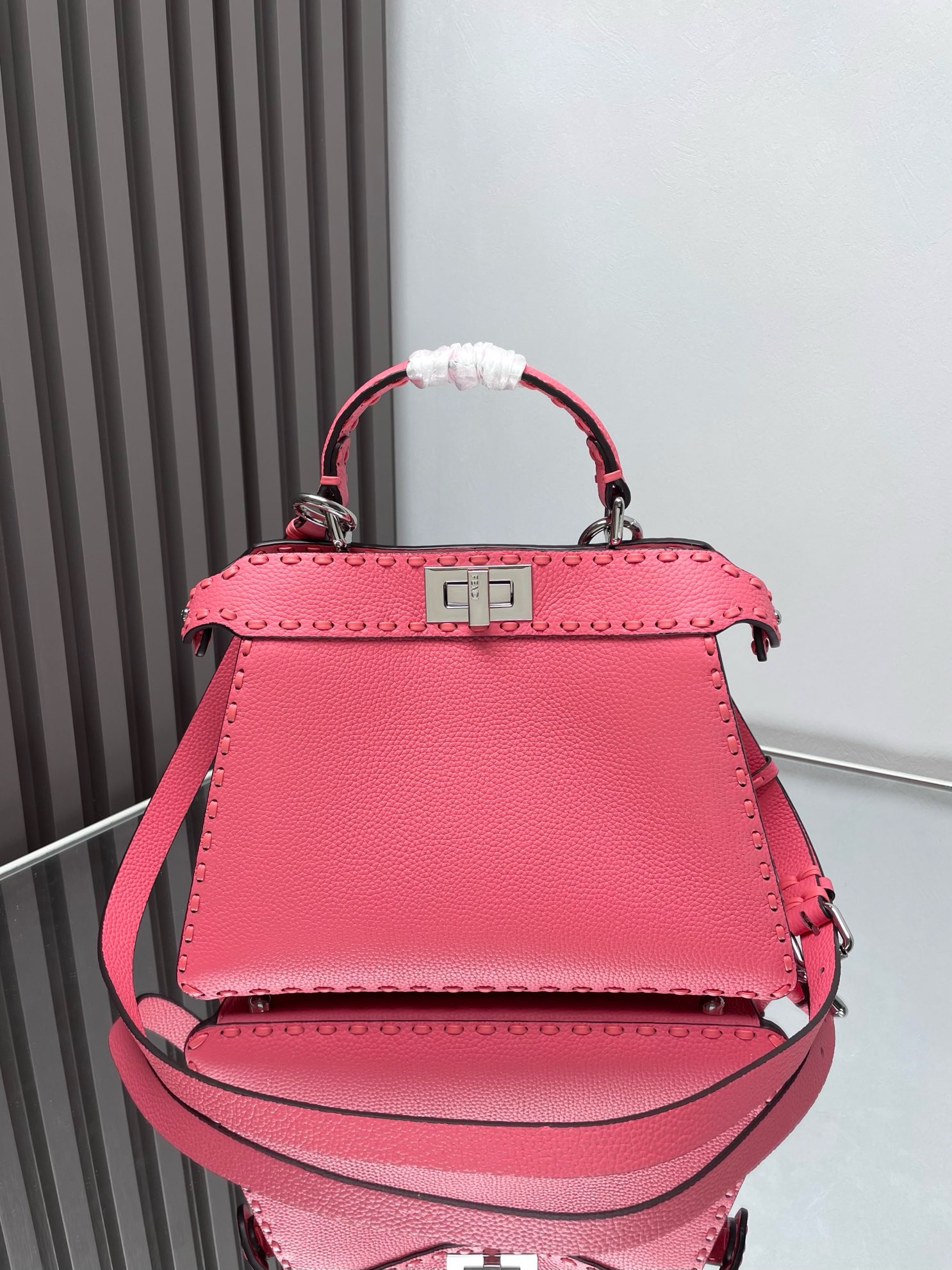 펜디 FENDI 327 ICONIC PEEKABOO ISEEU 탑 핸들백 27CM
