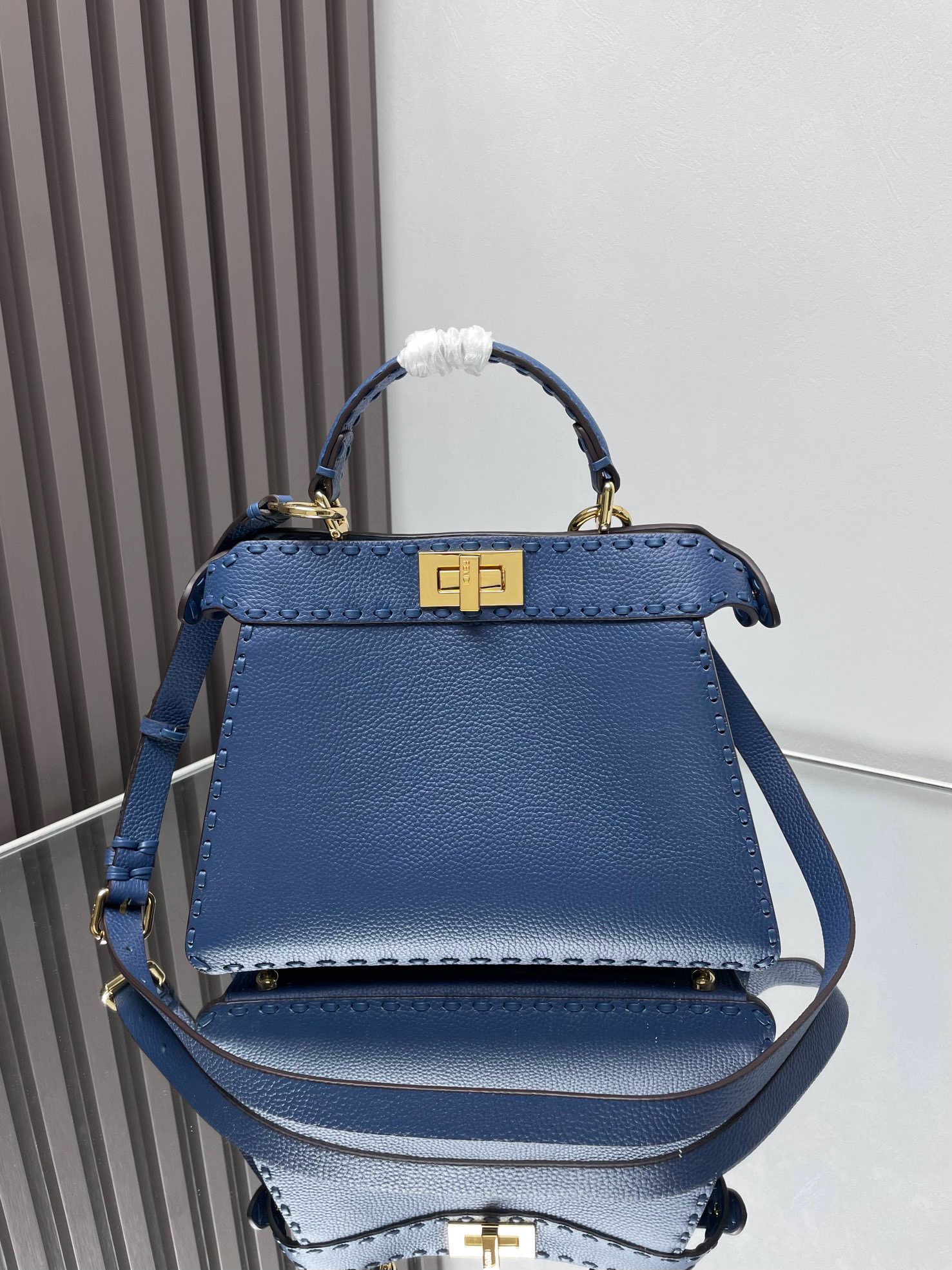 펜디 FENDI 327 ICONIC PEEKABOO ISEEU 탑 핸들백 27CM