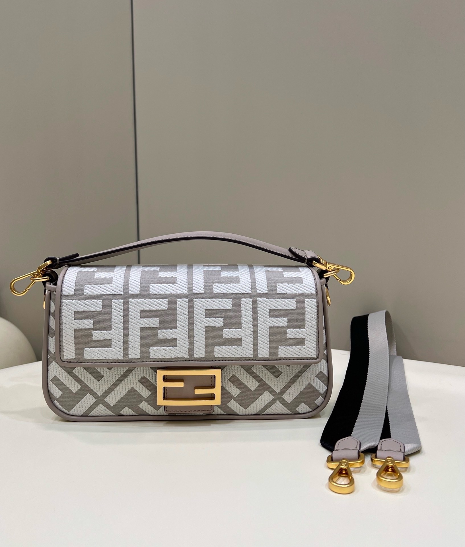 펜디 FENDI Baguette 0159 크로스 백 27CM