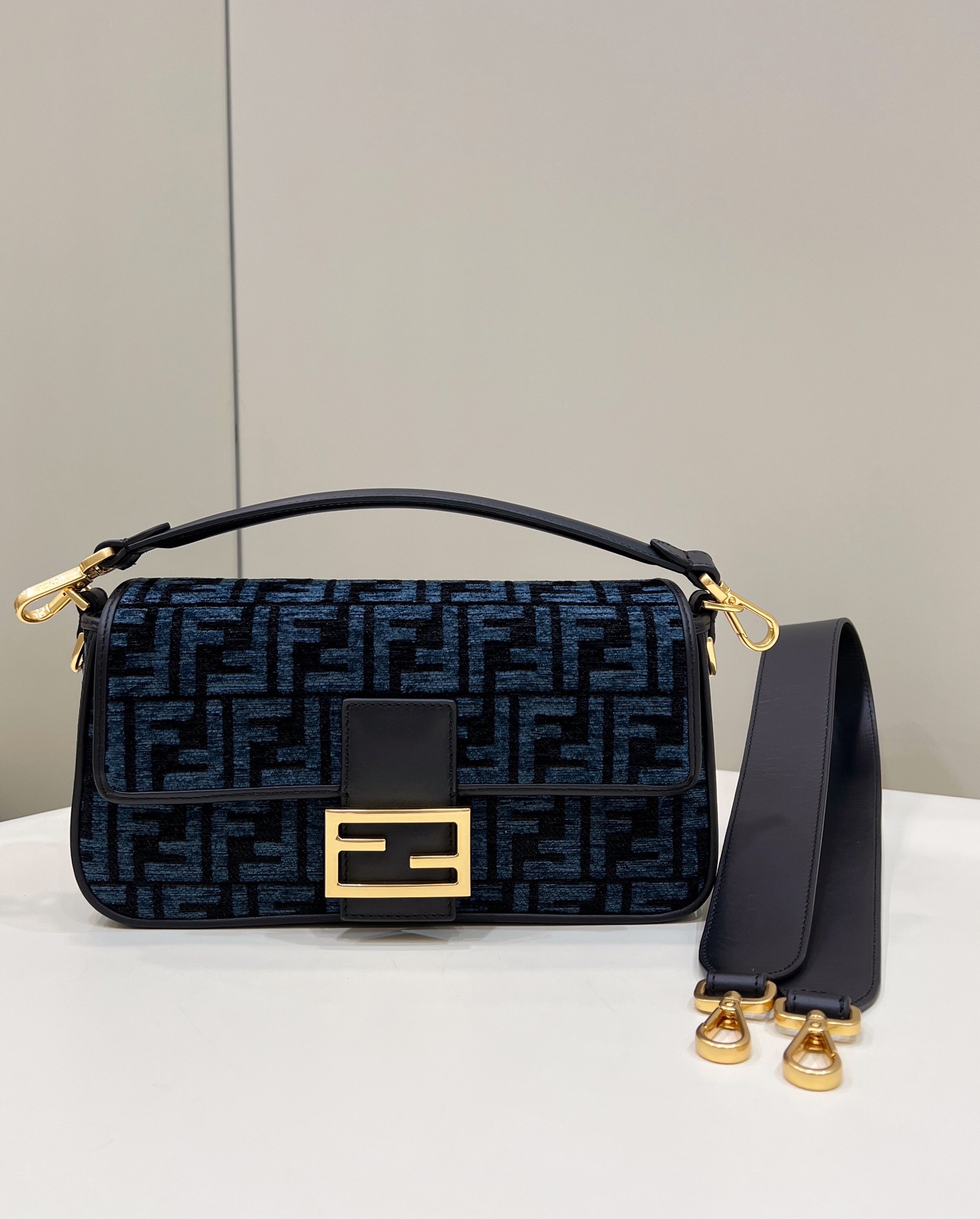 펜디 FENDI Baguette 600 크로스 백 26CM