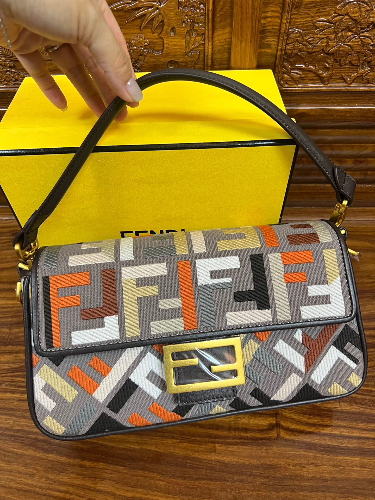 펜디 FENDI Baguette 600 크로스 백 26CM