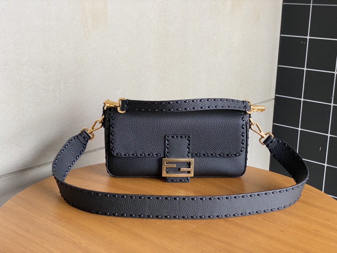 펜디 FENDI Baguette 600 크로스 백 26CM