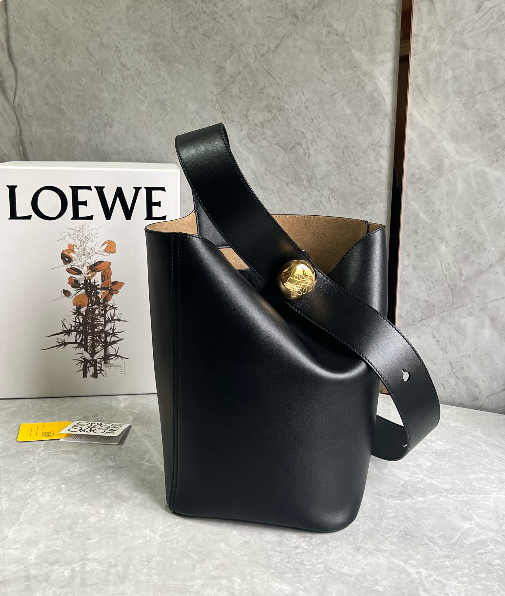 로에베 Loewe Pebble 버킷 백 24.5CM