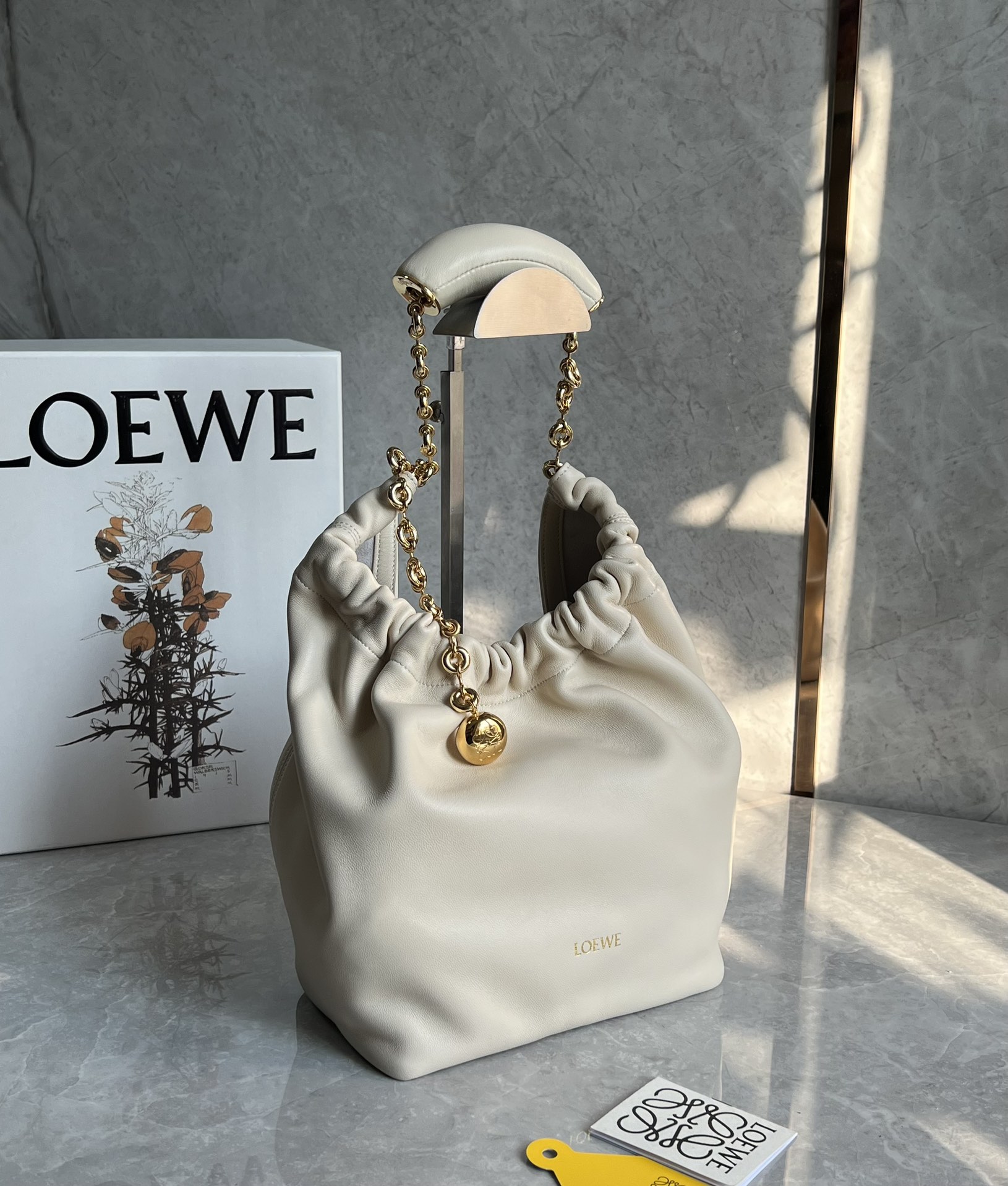 로에베 Loewe Squeeze 숄더백  29.5CM