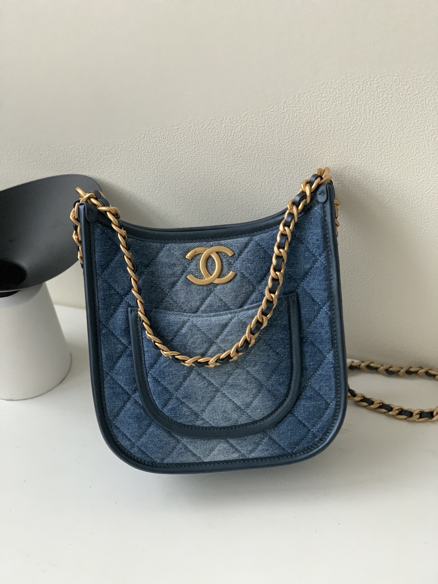샤넬 CHANEL AS4532 호보 핸드백 워시드 데님 & 골드 메탈 블루 22CM