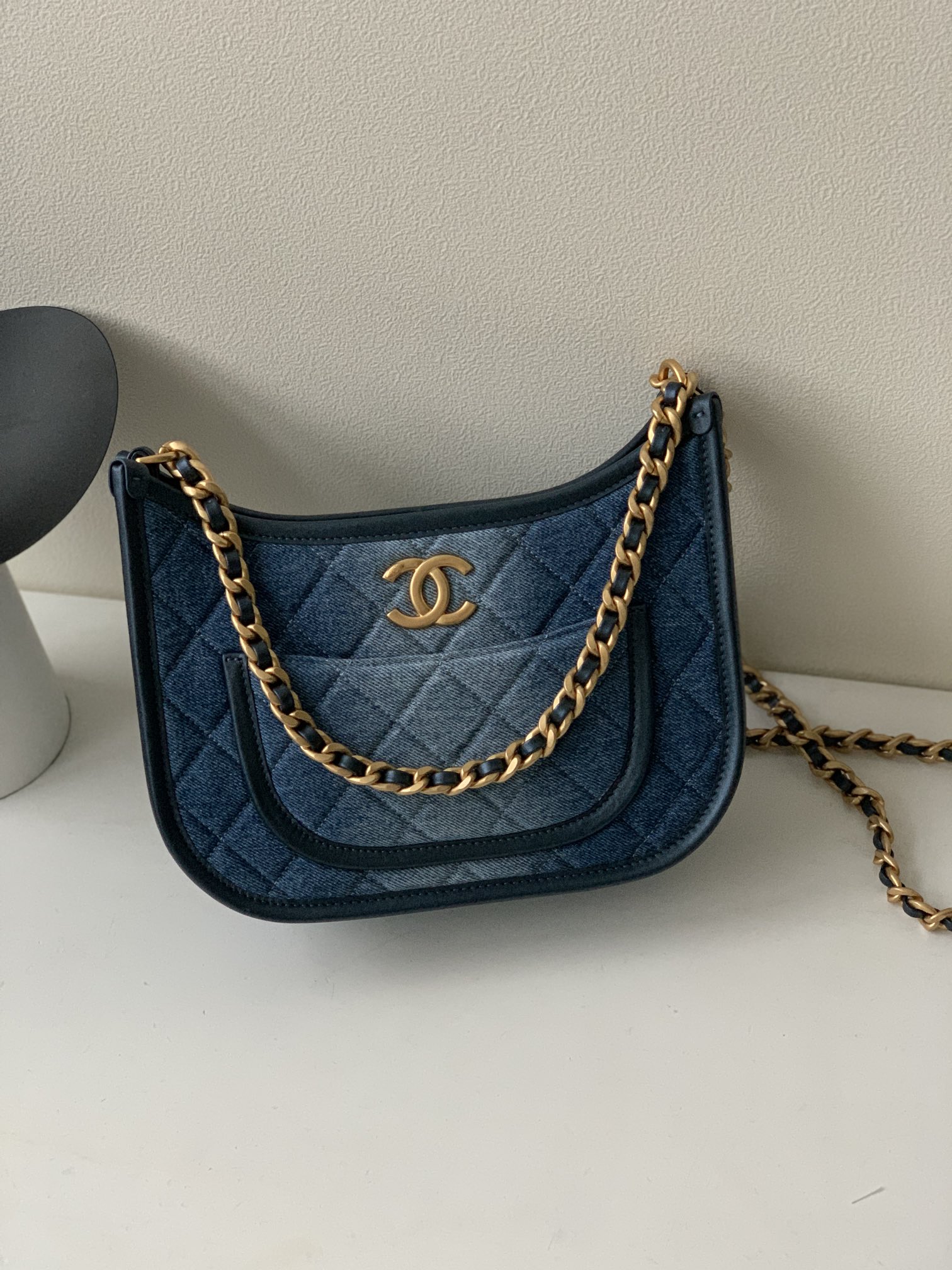 샤넬 CHANEL AS4666 호보 핸드백 워시드 데님 & 골드 메탈 블루 23CM