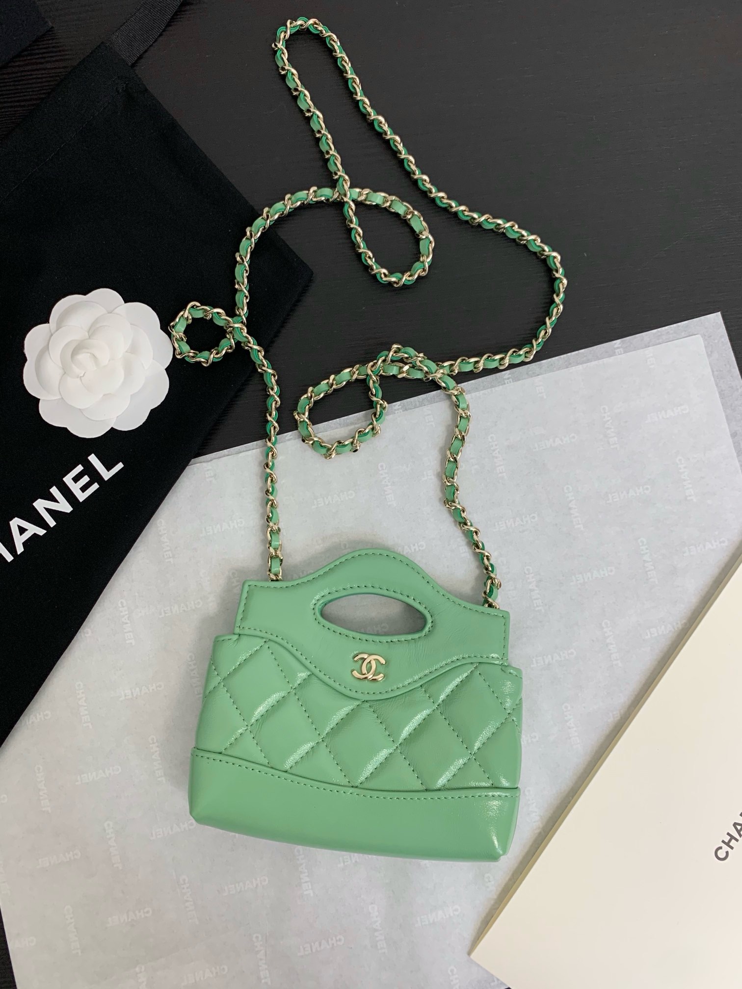 샤넬 CHANEL AP3875 24S bonaudo 체인 달린 미니백 12CM