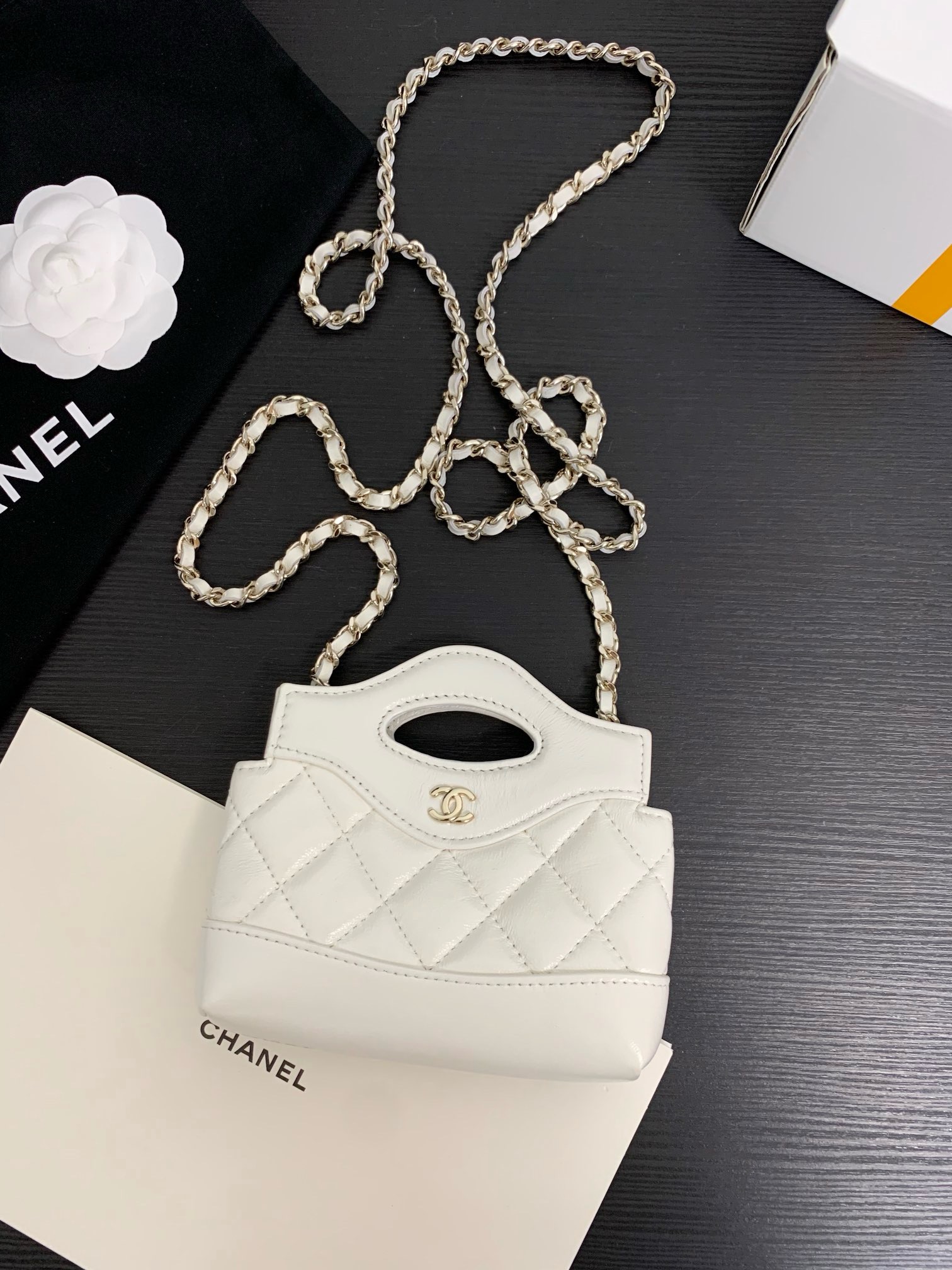 샤넬 CHANEL AP3875 24S bonaudo 체인 달린 미니백 12CM