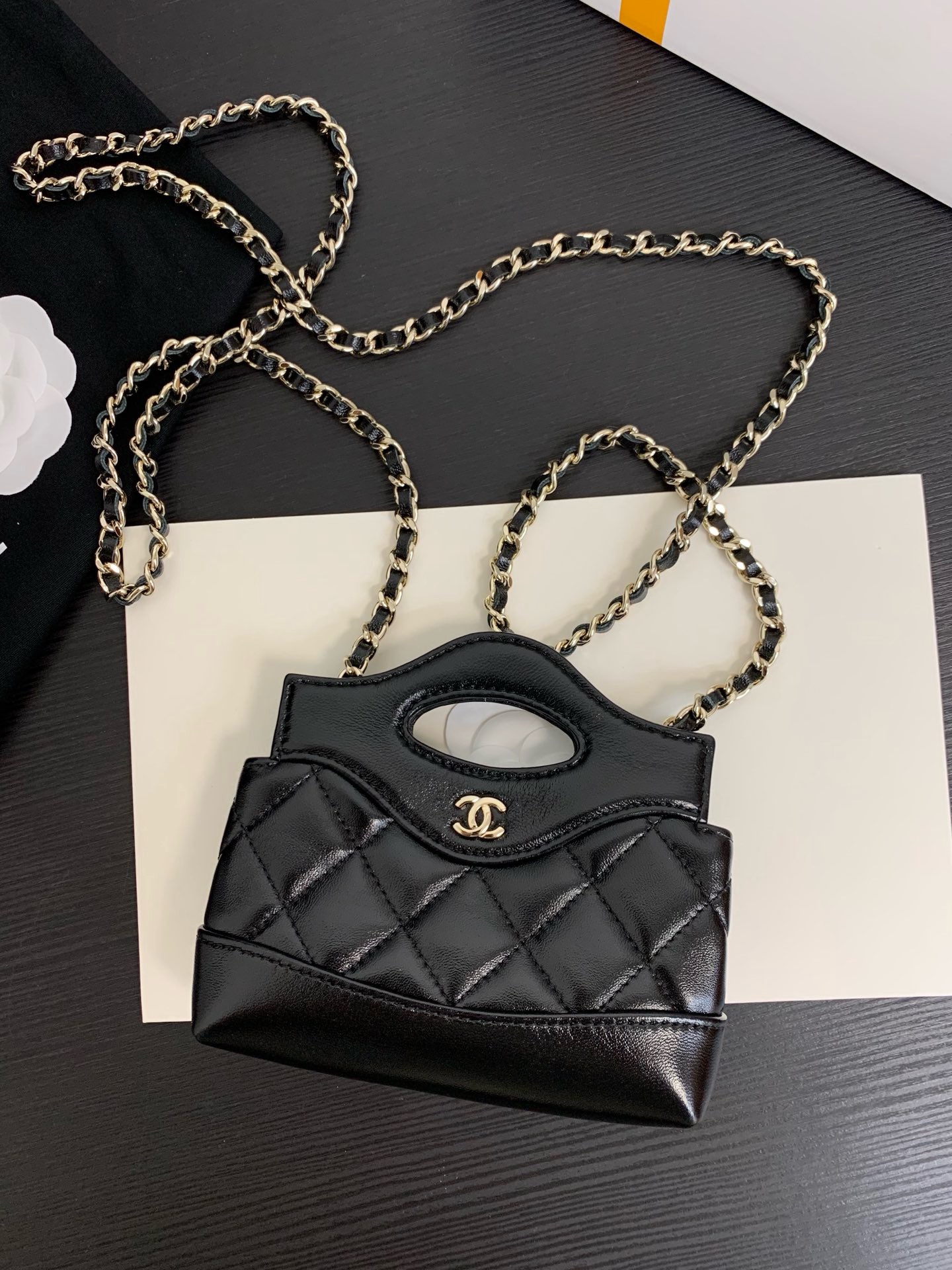 샤넬 CHANEL AP3875 24S bonaudo 체인 달린 미니백 12CM