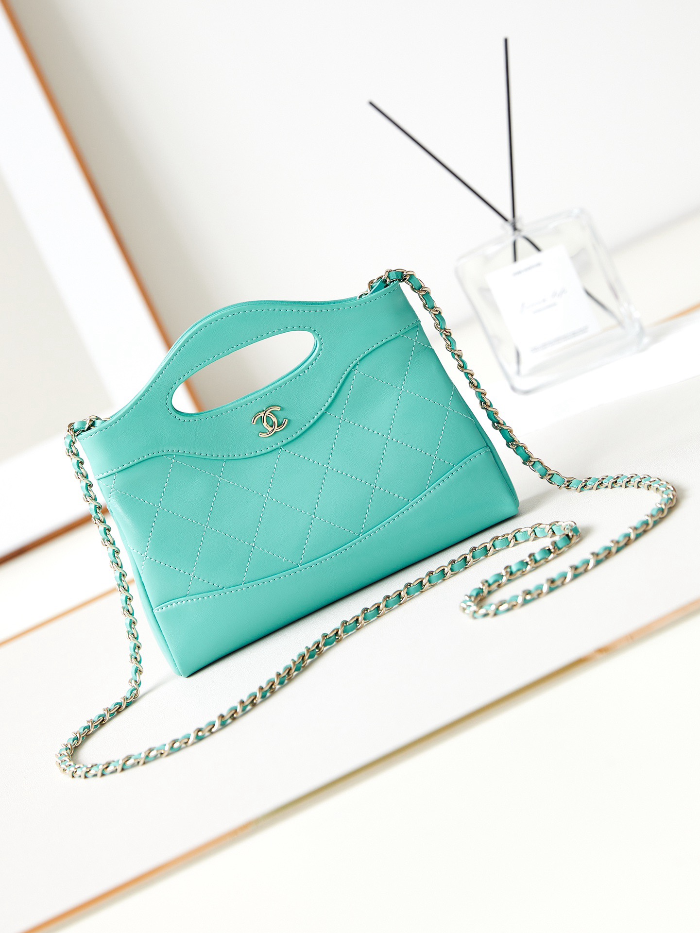 샤넬 CHANEL AP3656 31 나노 골드 CC 체인 백 로고 유광 카프스킨 & 골드 메탈 20.5CM