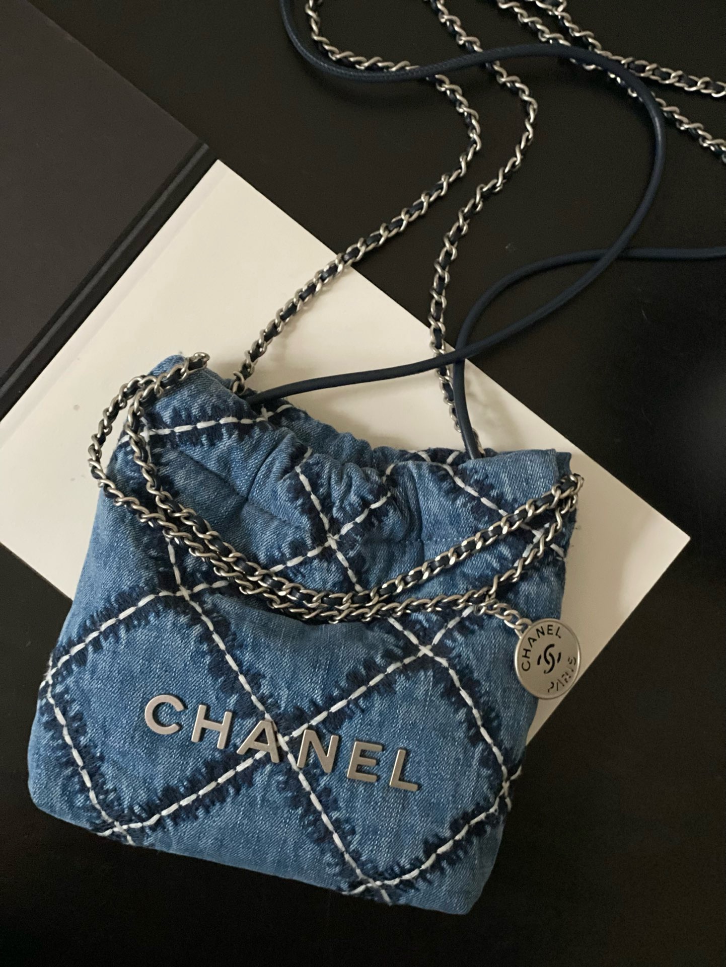 샤넬 CHANEL AS3980 22 미니 핸드백 스티치드 데님 & 실버 메탈 블루 23CM